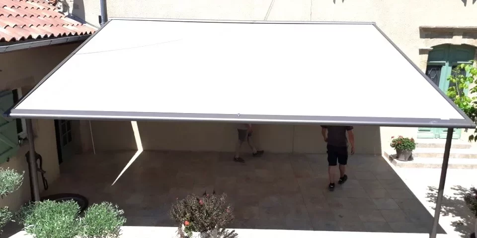 store extérieur auch