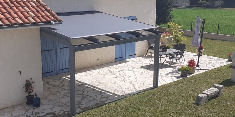 Pergola vitrée en aluminium avec stores pour terrasse à Auch Pergola vitrée en aluminium avec stores pour terrasse à Auch
