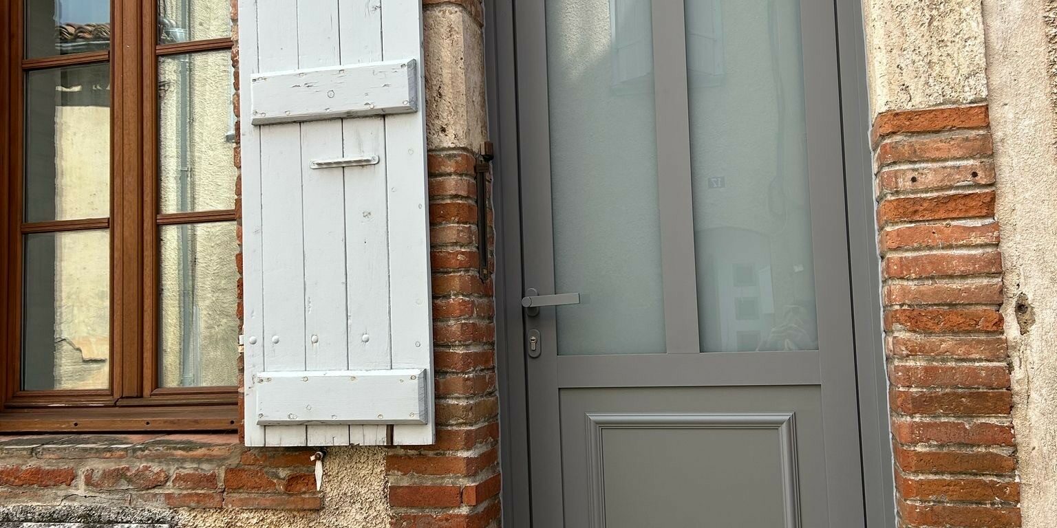 Installation de porte sur mesure par un menuisier dans le Gers