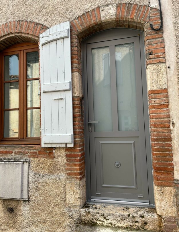 Installation de porte sur mesure par un menuisier dans le Gers Installation de porte sur mesure par un menuisier dans le Gers