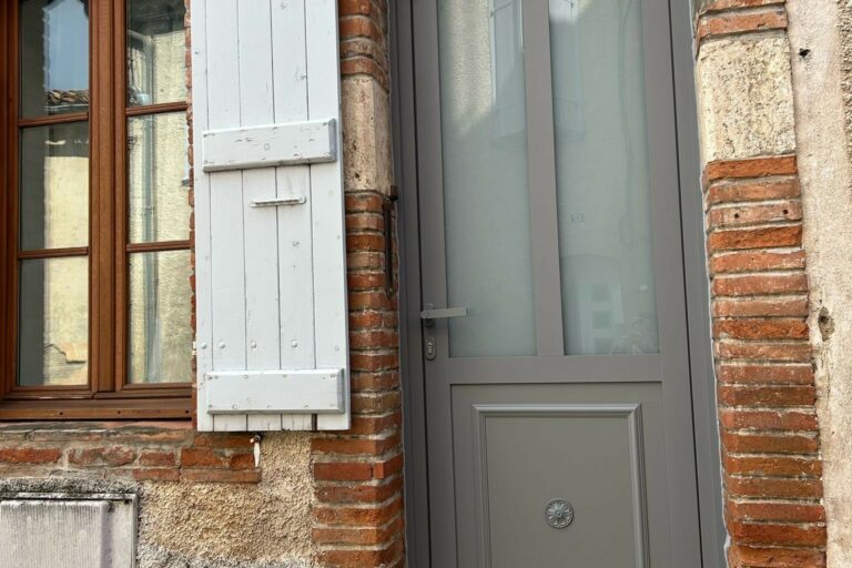 Installation de porte sur mesure par un menuisier dans le Gers