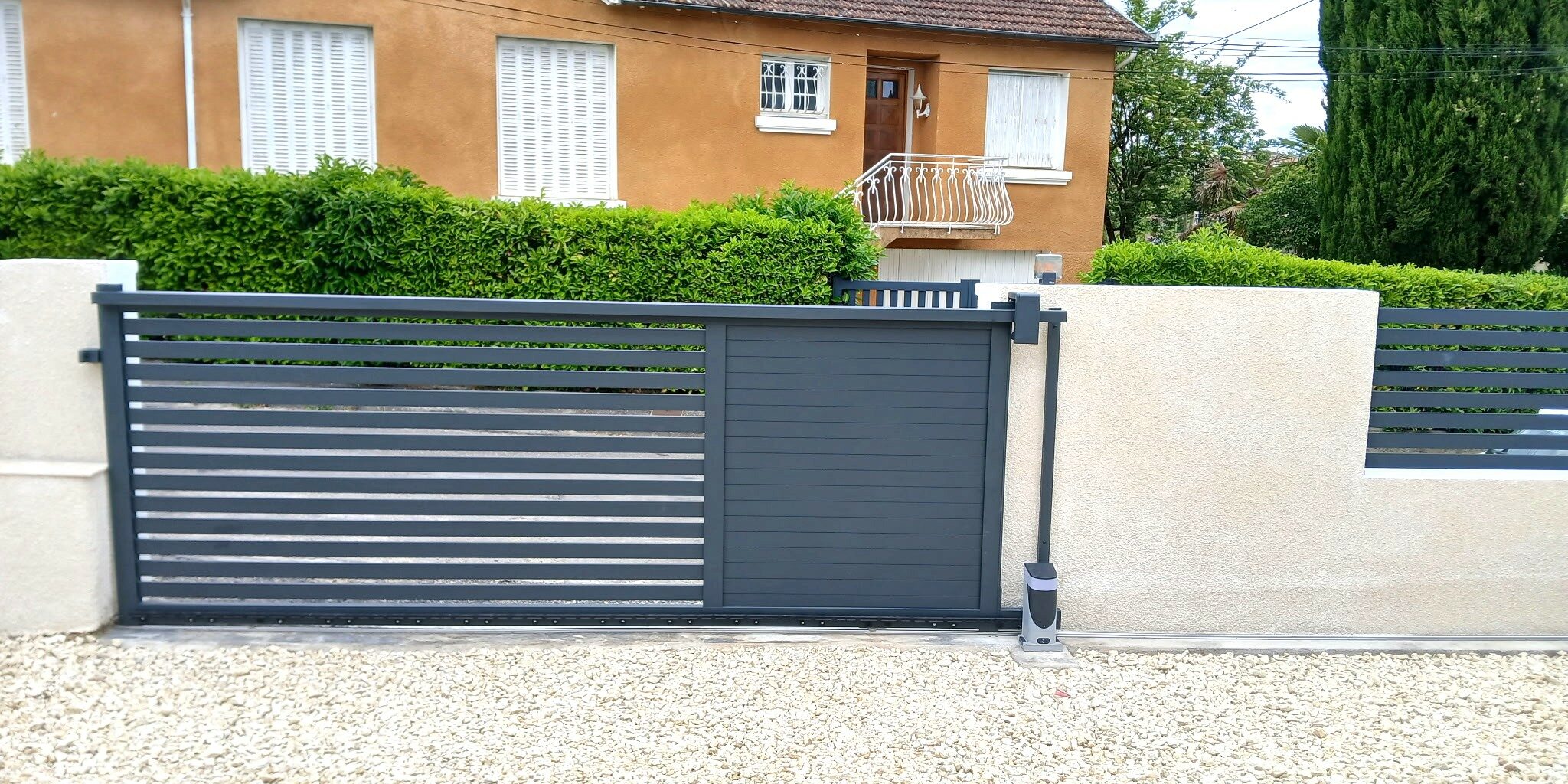 portail aluminium vs portail PVC menuiserie Auch Gers prix