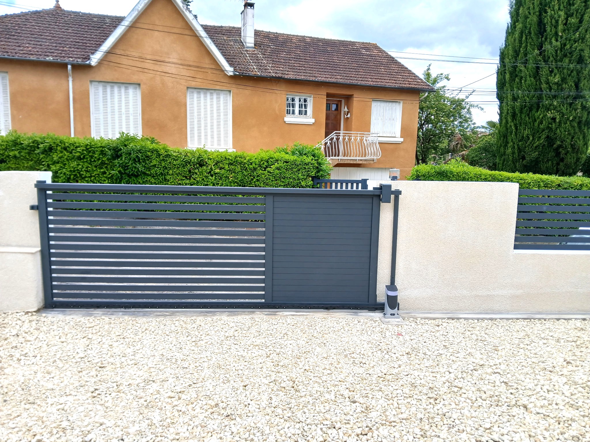 portail aluminium vs portail PVC menuiserie Auch Gers prix portail aluminium vs portail PVC menuiserie Auch Gers prix